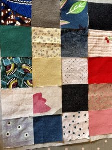 Mon histoire : Petits carrés de tissus chinés et recoupés par Nizette