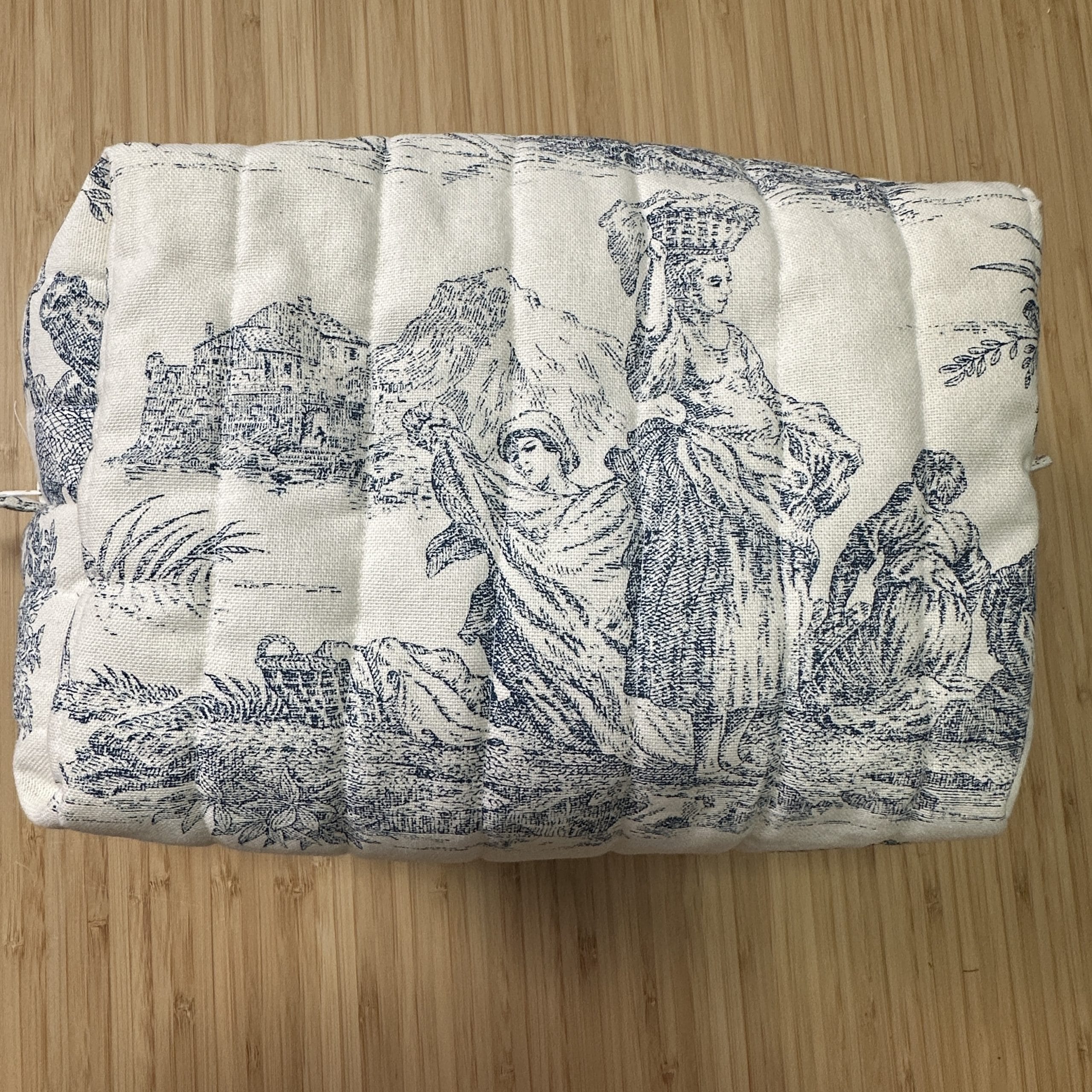 Trousse de toilette Nelson - Toile de Jouy Bleue XL - Confectionnée par Nizette