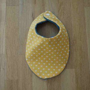 BAV-BAND-002 - Bavoir Bandana - Jaune et Cœur