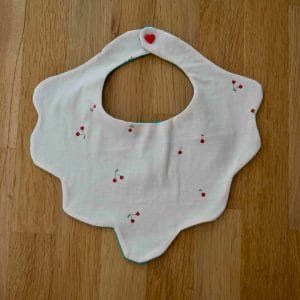 Bavoir Eglantyne - Beige et Cerises, création de Nizette