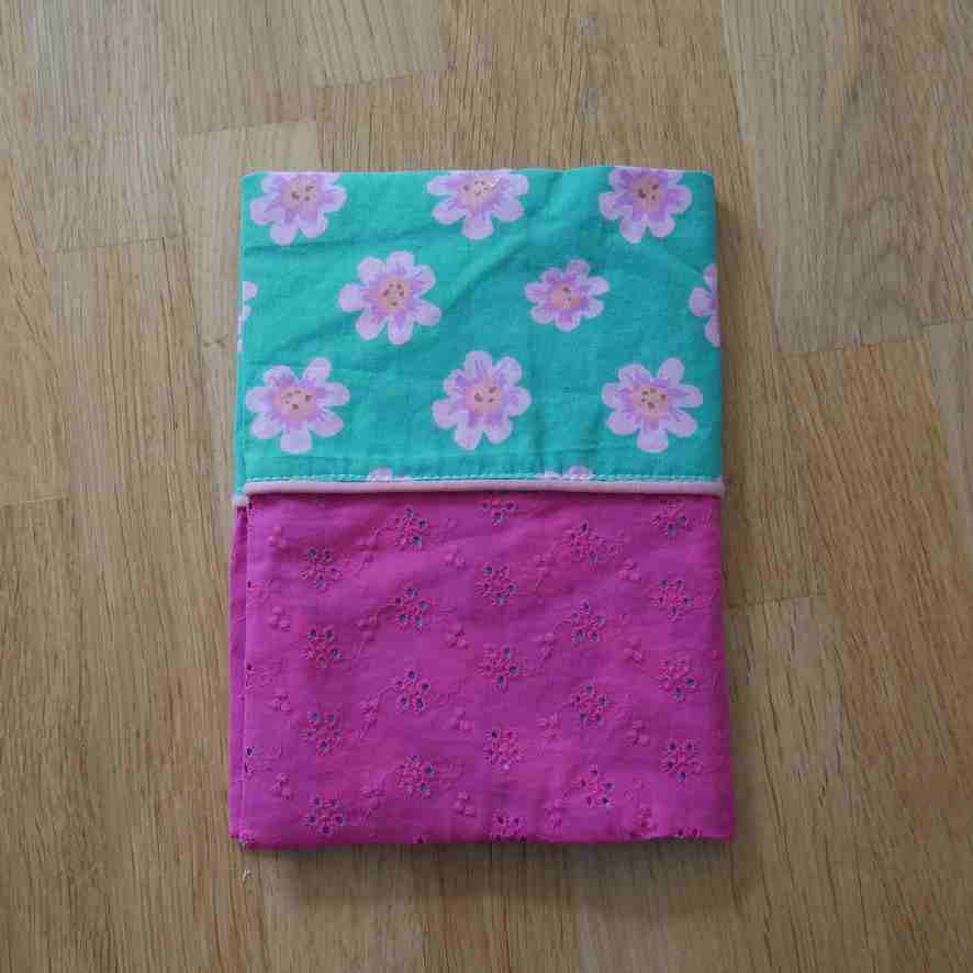 Protège Carnet de santé Janusz - Dentelle rose fleurs vertes, création de Nizette