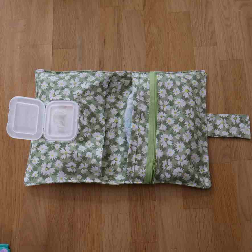 Pochette Couches Nomade Alexander - Paquerettes vertes, création artisanale de Nizette