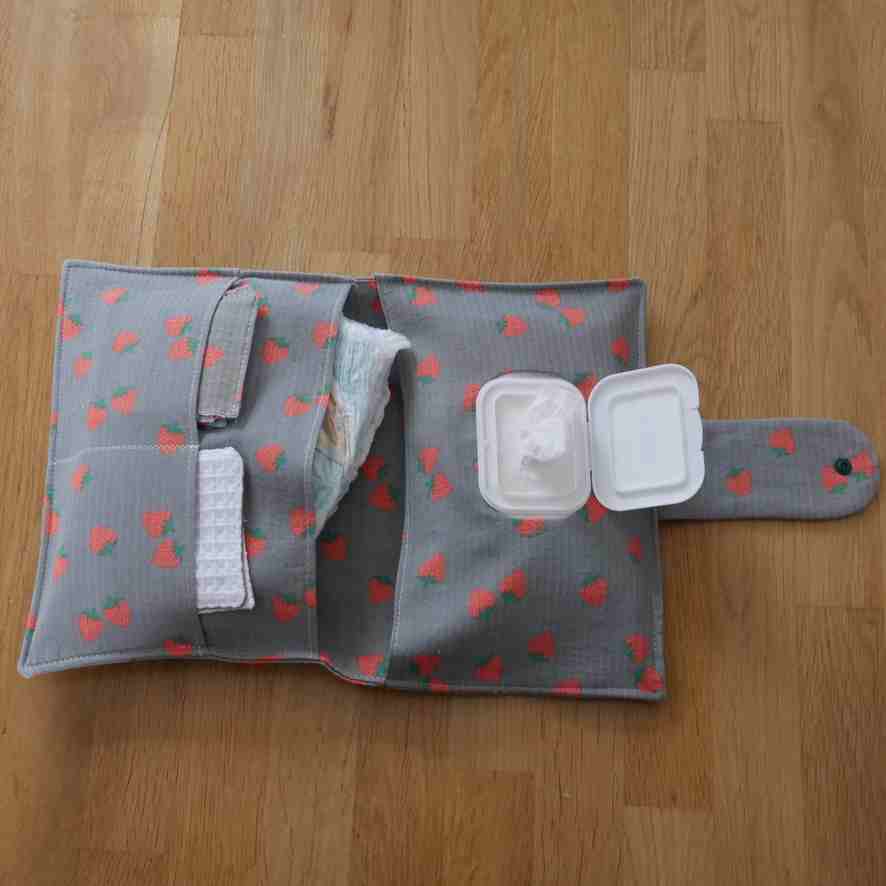 Pochette Couches Nomade Alexander - Fraises grises , création originale de Nizette