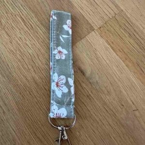 PORTCL-010 - Porte clés - Gris Fleur Blanche grd