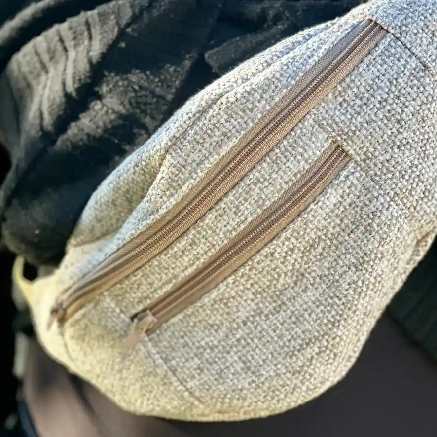 Sac banane Amaya — PM - Beige intérieur vert, confection de Nizette